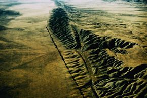 加州的圣安德烈亚斯断层是地震活动的温床。”width=