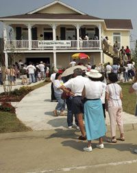 2006年，新奥尔良，人们排队参观一座模块化住宅。＂border=