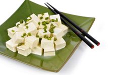 普通的豆腐可能看起来不是很开胃，但有无数的方法来装扮它。查看更多简单的工作日晚餐图片。＂width=