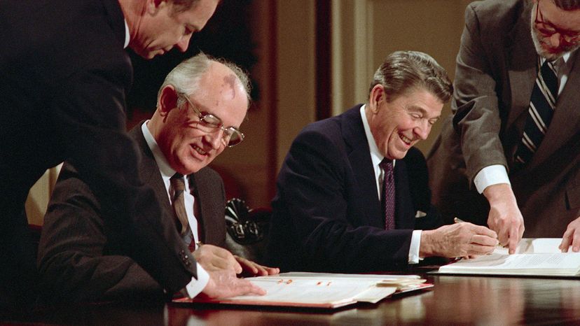 Gorbachev, Reagan, signing