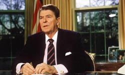 罗纳德·里根(Ronald Reagan)有时会偏离他精心撰写的演讲，导致灾难性的后果。＂border=