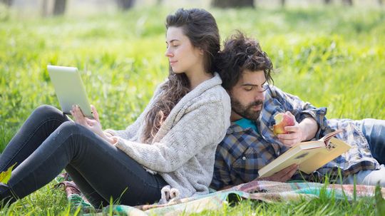 6 Ways Reading a Book Beats Reading Digitally, Hands Down