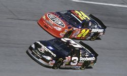 赛车手的死戴尔在2001代托纳500 Earnhardt导致死后的隐私权的主要情况。看到更多的纳斯卡的图片。”width=