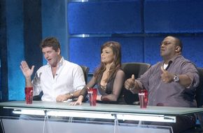 左至右:评委Simon Cowell, Paula Abdul和Randy Jackson＂border=