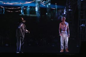 Snoop Dogg与已故说唱歌手Tupac Shakur在2012年科切拉音乐节上同台。艺术节。＂width=