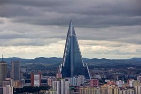 花哨的大楼,像宇宙飞船柳京饭店是世界上最高的空置的建筑。”border=