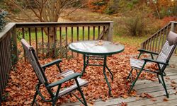 肮脏的甲板”width=