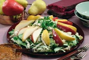 夏天的食物包括沙拉、三明治和更多的选择。查看更多简单的工作日晚餐图片。＂width=