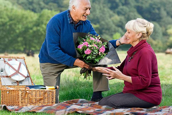 Couple with bouquet on picnic