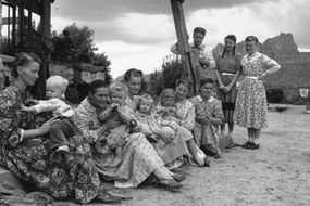 An old photograph of the five wives of Richard S. Jessop and several of their children