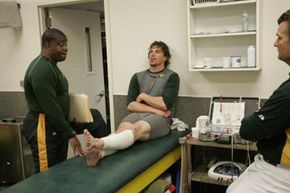 奥克兰运动家队的外野手特拉维斯巴克在2008年比赛前在球队俱乐部接受胫骨夹板治疗。＂border=