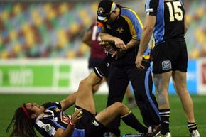 澳大利亚橄榄球运动员A.J.吉尔伯特正在努力从2007年澳大利亚橄榄球锦标赛的腿部抽筋中恢复过来。＂border=