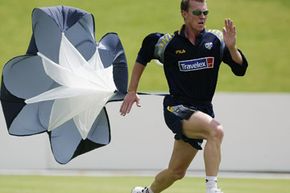 两个运动员参加体育运动。”width=