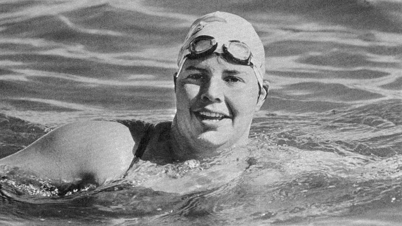 Lynne Cox est devenue la première personne à traverser le détroit de Béring à la nage.  Elle a réussi à ne porter qu'un maillot de bain et un bonnet de bain malgré la température glaciale de l'eau de 42 degrés Fahrenheit (5,5 degrés Celsius).