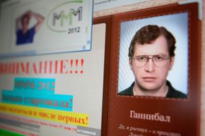 俄罗斯罪犯和前政治家谢尔盖·马夫罗迪（Sergei Mavrodi）构建了一系列臭名昭著的金字塔计划，称为MMM。“border=