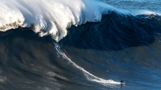 粗糙的家伙!冲浪者骑破纪录的海浪＂border=