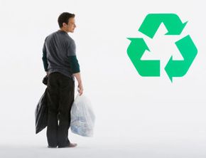 那家伙要回收的东西中有一样可能比其他的更好。看更多绿色生活图片。＂width=