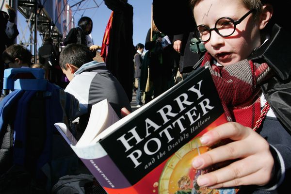 A fan reads "Harry Potter."
