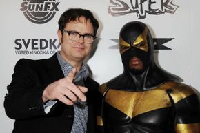 2011年3月21日，菲尼克斯·琼斯(Phoenix Jones)与瑞恩·威尔逊(Rainn Wilson)出席纪录片《超能力》(Super)在加州洛杉矶的首映式。＂border=