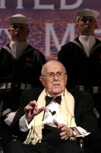 雷德·奥尔巴赫在他的教练生涯中曾执教过9支冠军球队。查看更多篮球图片。＂width=