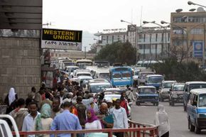 埃塞俄比亚首都亚的斯亚贝巴，人们走过西联汇款公司的办公室。西联汇款在汇款方面非常受欢迎，以至于一些机构使用其汇款统计数据来跟踪全球移民劳动力的流动。”border=