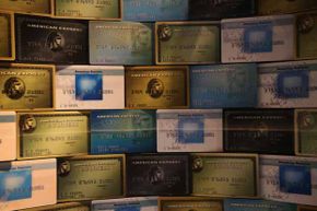 纽约市美国运通公司总部的橱窗里堆满了信用卡。美国运通最初提供包裹递送服务。”border=