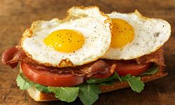 加一些鸡蛋，任何一餐都可以吃经典的BLT。查看更简单的工作日晚餐图片。＂width=