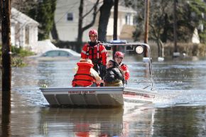 在新泽西州费尔菲尔德（Fairfield）的Riveredge Drive沿线的Fairfield Firefighter救援队（Fairfield Firefighter Rescue Team）接管了两名妇女。“border=