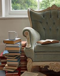 软垫的椅子上”width=