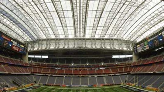 How do retractable roofs in convertible stadiums work?