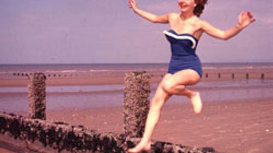 18新利最新登入如何穿复古的泳衣”width=