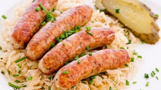 丰富健康的德国传统新利国际网站品牌官网节日食物＂width=