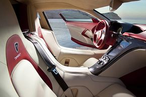 Rimac召集了一个由宾尼法利纳前员工组成的团队来设计机舱——结果是一个皮革覆盖的、以驾驶员为中心的驾驶舱。＂border=