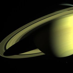 Cassini-Huygens航天器返回的照片中描绘了土星的独特环。“width=