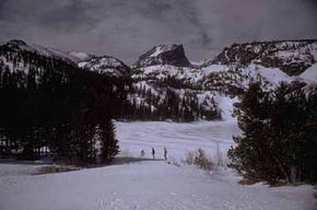 大雪纷飞的冬季，雄壮的山地环境。＂border=