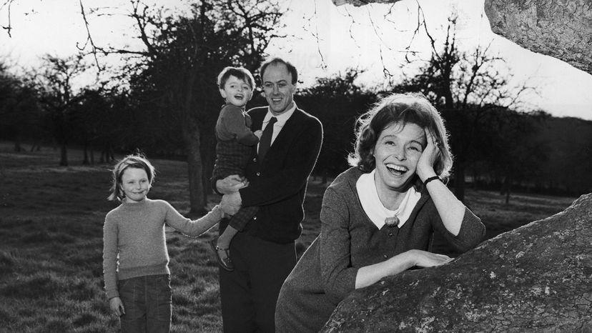 Dahl, su esposa Patricia Neal y dos de sus hijos posan frente a su casa de campo en 1964. Hulton Archive/Getty Images