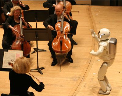 ASIMO conducts the Detroit Symphony Orchestra