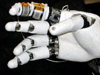 由美国国家航空航天局(NASA)研发的机械手是由微型马达移动的金属片组成的。在机器人技术中，手是最难复制的结构之一。＂border=