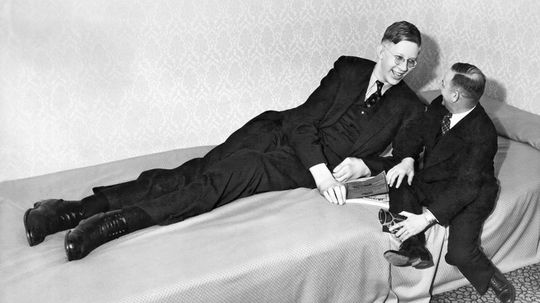 罗伯特·沃德洛（Robert Wadlow）身高8英尺11英寸，是世界上最高的人“border=