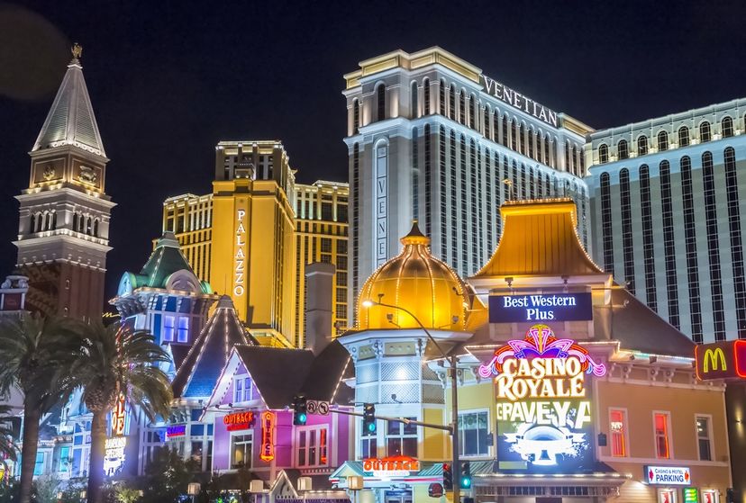 13 TOP Themed Hotels in Las Vegas (from Venetian to Luxor)