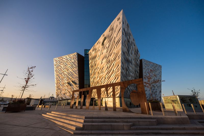 SurangaSL / Shutterstock.com