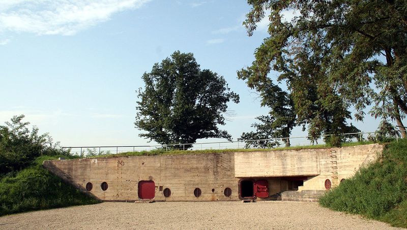 "Besseringen Eingangshof" by AllX - Own work. Licensed under CC BY-SA 3.0 via Commons.