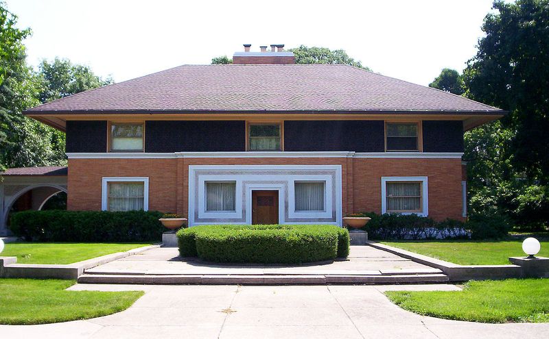 "William H. Winslow House Front Facade" by Oak Park Cycle Club - http://www.flickr.com/photos/oakparkcycleclub/707277262/. Licensed under CC BY-SA 2.0 via Commons.