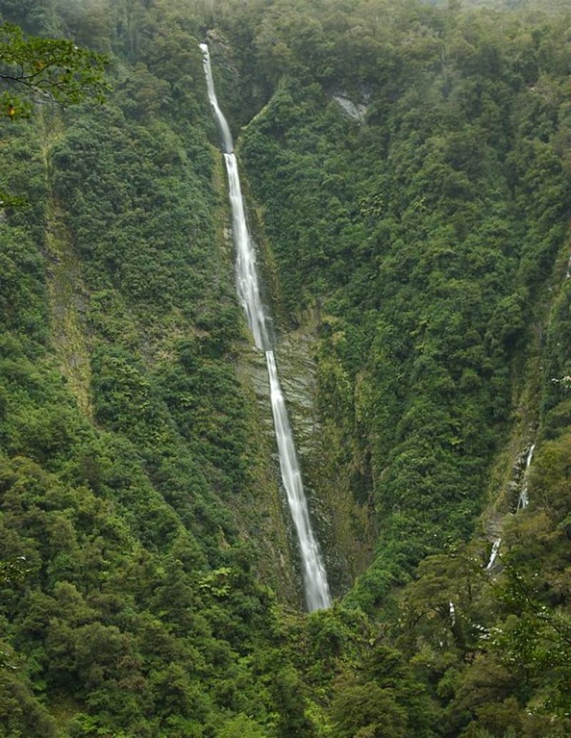 "Humboldt Falls" by Karora - Own work. Licensed under Public Domain via Commons.