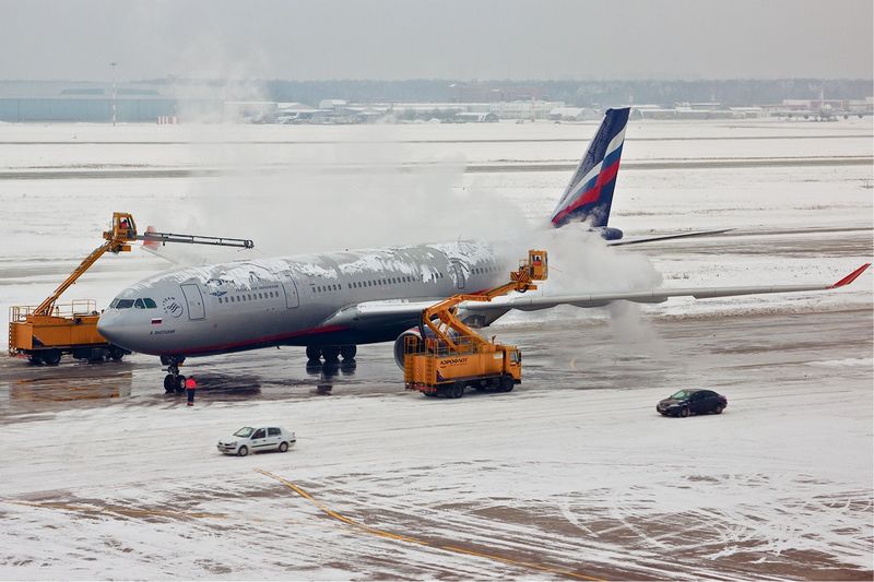 "Aeroflot Airbus A330-200 de-icing Pereslavtsev" by Alex Pereslavtsev - http://www.airliners.net/photo/Aeroflot---Russian/Airbus-A330-243/1710354/L/. Licensed under GFDL 1.2 via Commons.