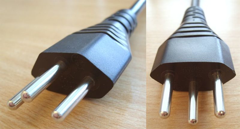 "AC Power Plug Type J" by User:C.Löser (de:Benutzer:C.Löser) - Own work. Licensed under CC BY-SA 2.0 de via Wikimedia Commons.