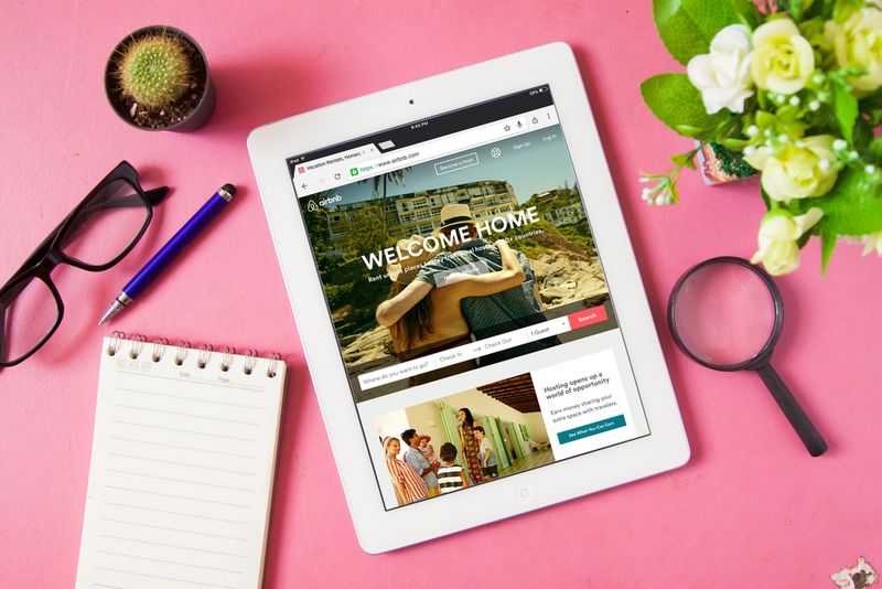 I AM NIKOM / Shutterstock.com