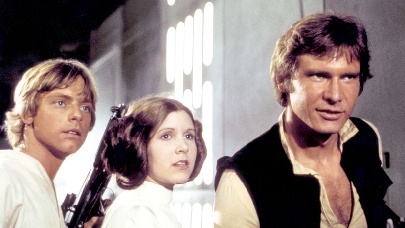 马克·哈米尔（Mark Hamill），嘉莉·费舍尔（Carrie Fisher）和哈里森·福特（Harrison Ford）在“星球大战：第四集 - 新希望”中“width=