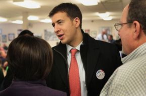 伊利诺斯州财长Alexi Giannoulias竞选州参议院的民主党提名在2010年2月。”width=