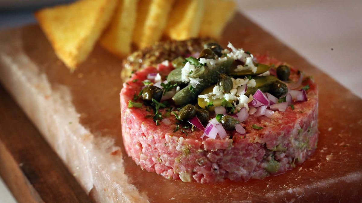 Шотландские Тартары. Steak tartare with Toasted Sourdough.